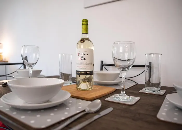 Welcome 4 Business Or Pleasure! Super Central Southampton \'City Vibes\' # Stylish Apartment With Outdoor Courtyard! 1-4 Guests Book Your City Break Or Pre-Cruise Stay! Close To Mayflower Theatre, Universities, Cruise Terminals, Hospitals & Shops!
