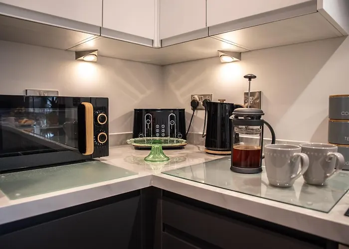 Welcome 4 Business Or Pleasure! Super Central Southampton \'City Vibes\' # Stylish Apartment With Outdoor Courtyard! 1-4 Guests Book Your City Break Or Pre-Cruise Stay! Close To Mayflower Theatre, Universities, Cruise Terminals, Hospitals & Shops!