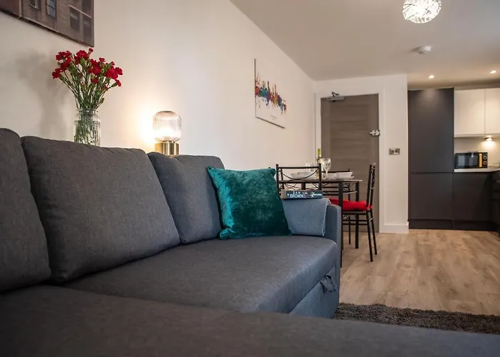 Welcome 4 Business Or Pleasure! Super Central Southampton \'City Vibes\' # Stylish Apartment With Outdoor Courtyard! 1-4 Guests Book Your City Break Or Pre-Cruise Stay! Close To Mayflower Theatre, Universities, Cruise Terminals, Hospitals & Shops!