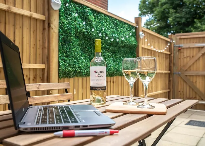 Welcome 4 Business Or Pleasure! Super Central Southampton \'City Vibes\' # Stylish Apartment With Outdoor Courtyard! 1-4 Guests Book Your City Break Or Pre-Cruise Stay! Close To Mayflower Theatre, Universities, Cruise Terminals, Hospitals & Shops!