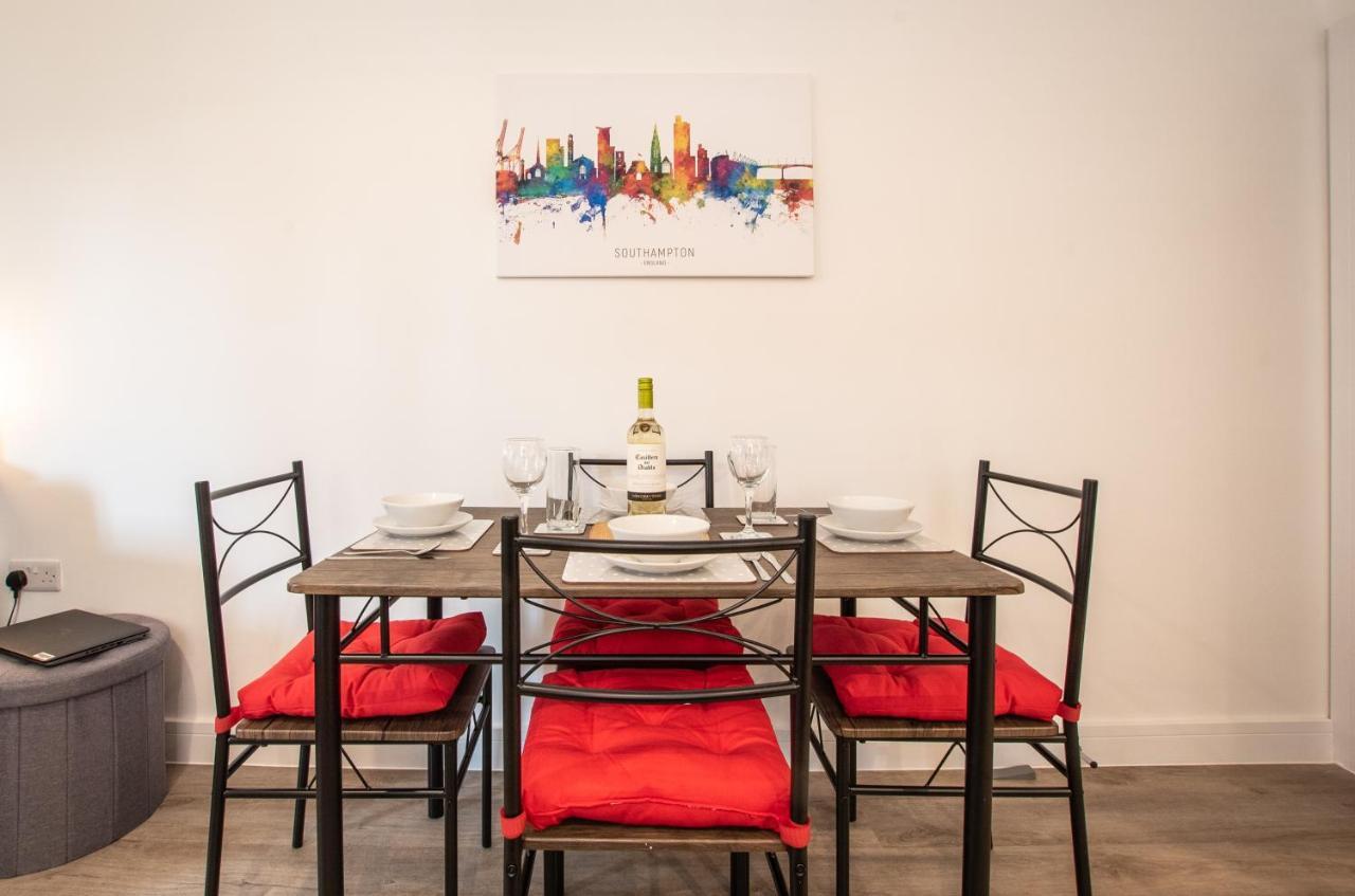 Apartment Vibes: With Outdoor Space Southampton
