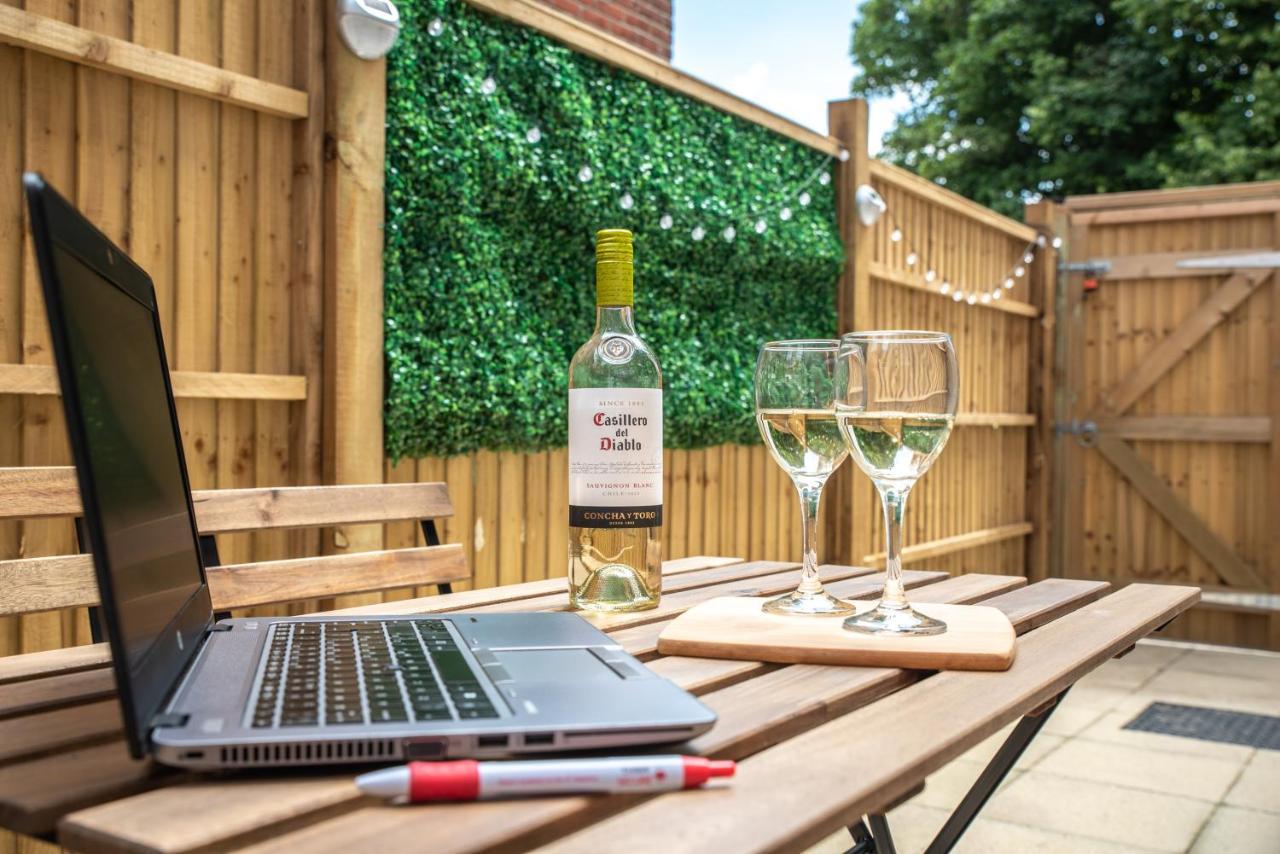 Apartment Vibes: With Outdoor Space