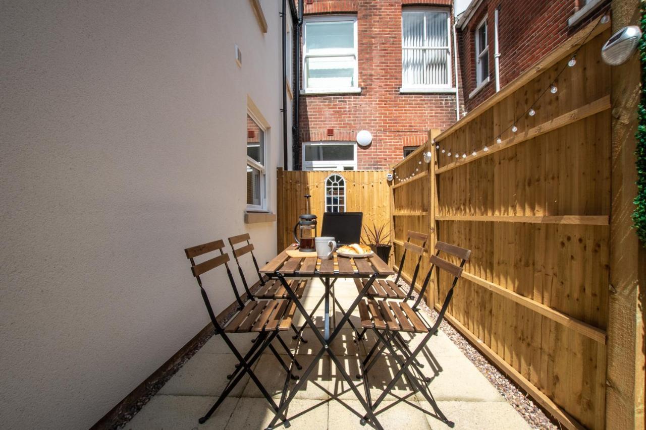 Vibes: With Outdoor Space *